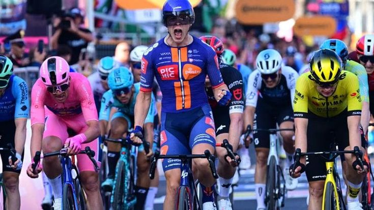 Giro fast & furious. Ora l’Uci vuole limitare la velocità. E Van Uden vince con il casco da crono
