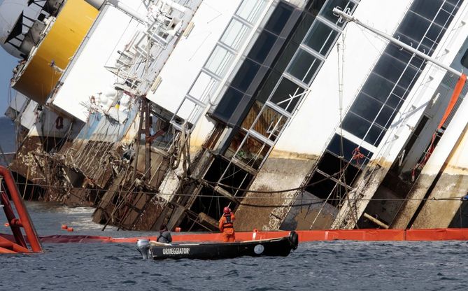 Lo zoom: affiora la Concordia sommersa