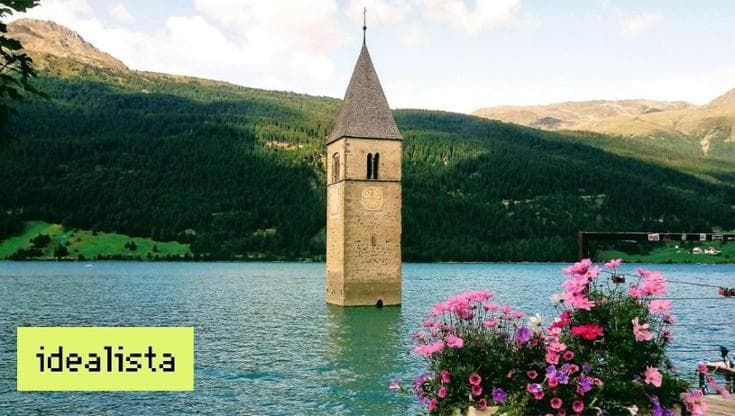 Il campanile sommerso che spunta dall’acqua: scopri dove si nasconde