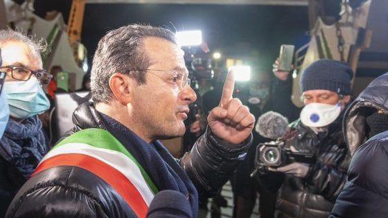 Coronavirus Messina, il sindaco Cateno De Luca: "Droni con la mia voce per farvi stare a casa"