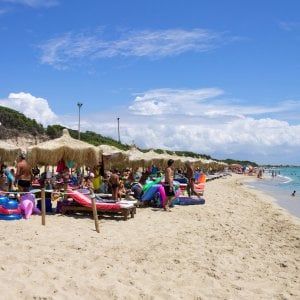 Ricercato in Francia per truffa, faceva il bagno al mare di Porto Cesareo: arrestato 63enne