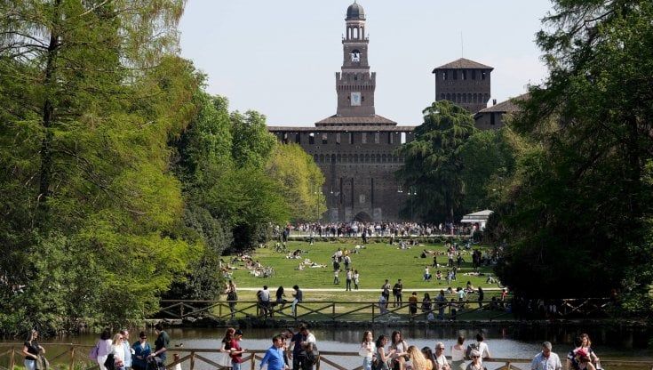 Meteo, a Milano è arrivata l'estate con temperature sopra i 30 gradi. Ma gli esperti avvertono: "Non durerà"