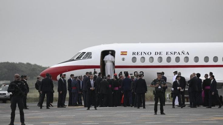 Problema tecnico sull’aereo del papa: il pontefice rientra con il Falcon di re Filippo