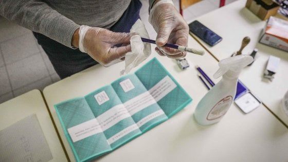 Referendum, fuga degli scrutatori: a Roma vigili precettati per aprire i seggi