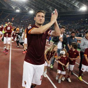 Roma, la lunga giornata di Totti. 'Cacciato' dal ritiro va allo stadio. Spalletti: "Il caso è chiuso, anche mio figlio ce l'ha con me"