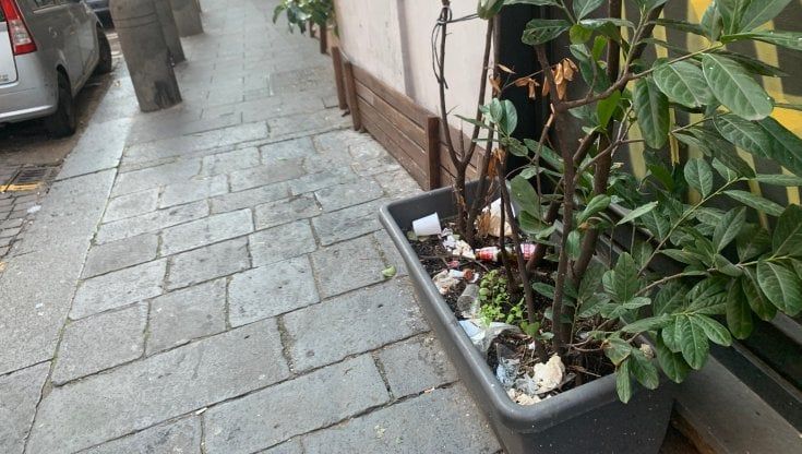 A via Bellini e i rifiuti nel cuore della movida 