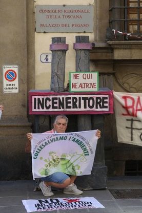 Con cartelli e ciminiere di cartone per dire no al gassificatore Eni di Livorno