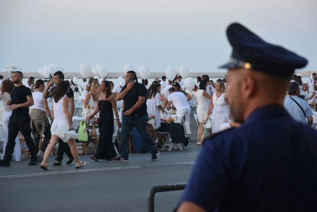Bari, cena bianca sul mare con i controlli antiterrorismo