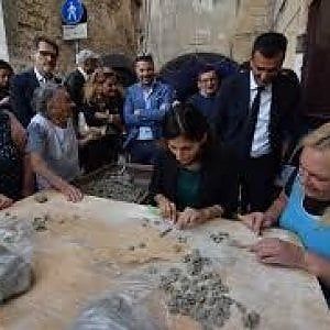 Bari, rito del clan interrotto. Raggi e Boccia con Decaro: "Siamo al tuo fianco"