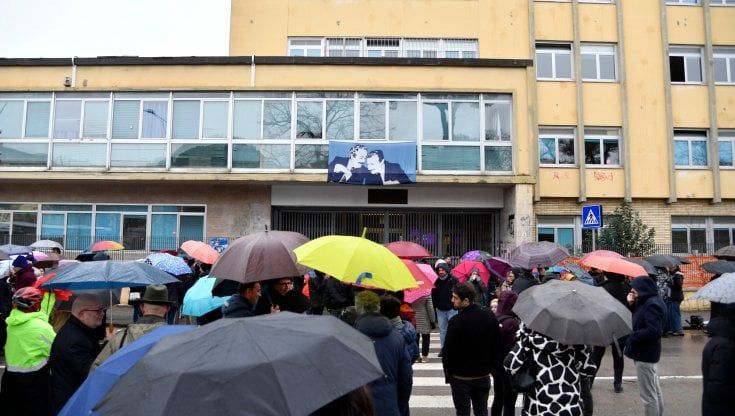 In centinaia al flash mob al liceo Leonardo da Vinci in solidarietà alla preside