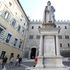 Offerta su Mps, la holding Delfin con Intesa: consegnerà la sua quota e voterà contro Lovaglio