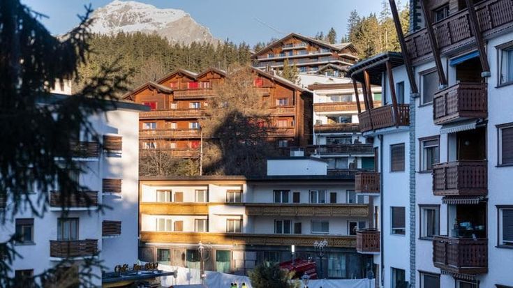 Crans-Montana, la località vip amata da Delon e Bono. Il bar frequentato da turisti e giovanissimi