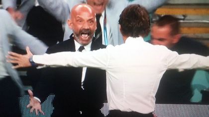 Italia-Austria, l'abbraccio tra Vialli e Mancini dopo il gol degli azzurri