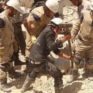 Ottocento "caschi bianchi" in pericolo di vita in Siria, Israele li scorta nella fuga