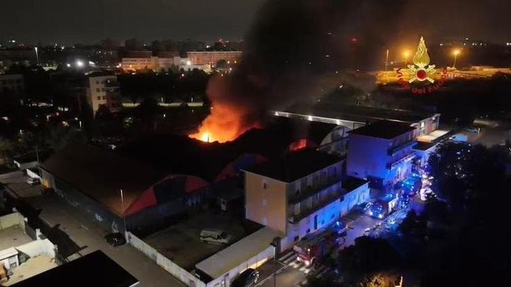 Autorimessa in fiamme a Pero, distrutte Ferrari e altre auto di lusso. Tre uomini appiccano il fuoco