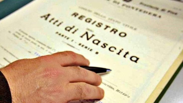 L’avanzata del doppio cognome, triplicate le coppie che lo danno: “La parità comincia dalla culla”