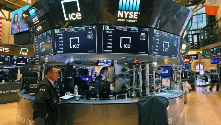 Le Borse di oggi, 25 febbraio. I listini Ue chiudono in rally, Milano +3,6%. Tregua sulle materie prime, scendono petrolio e gas