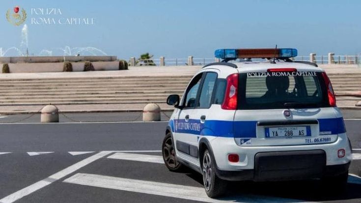 Ostia, in monopattino senza targa e casco: fermato dai vigili, li prende a pugni poi scappa