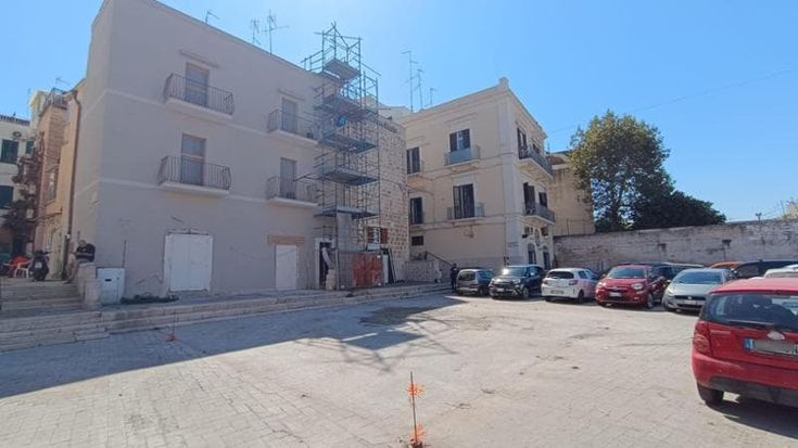 Bari, smantellato il dehors dell’osteria Al gambero sul lungomare: “Via un pezzo di storia, ma non è un addio”