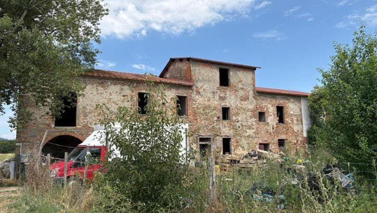 Prato, sequestrati 14 ettari di orti di cinesi. Rifiuti speciali sepolti, lavoratori sfruttati