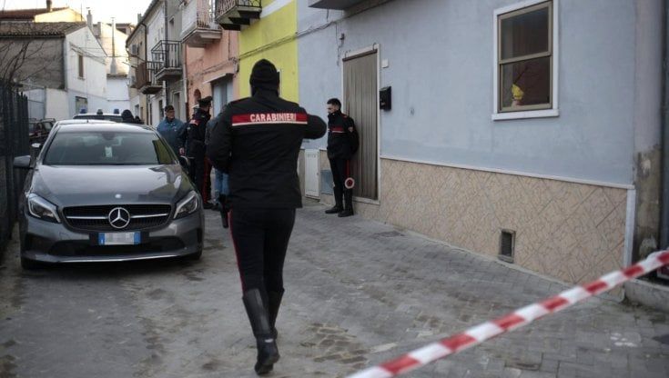 Femminicidio nel Foggiano, fermato il marito della 45enne Pietronilla De Santis: l'ha uccisa a coltellate, poi si è ferito superficialmente e si è gettato dal primo piano