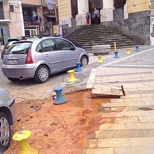 Castellammare, che spreco<br />l'acqua ferrata finisce in mare
