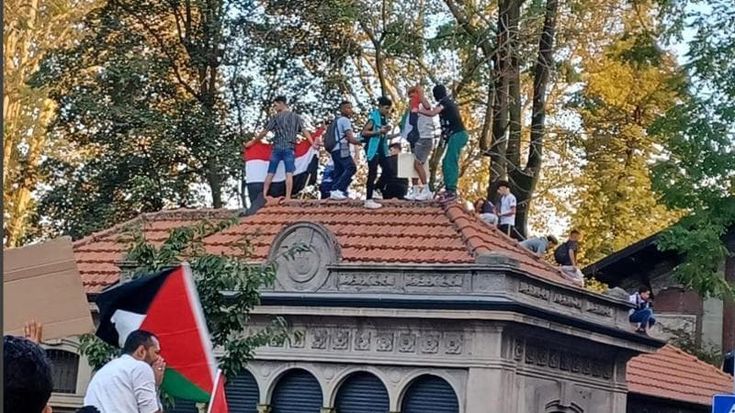 Milano, quattromila in piazza pro Palestina: insulti a Netanyahu, si canta ‘Bella Ciao’. Fischi per la bandiera della pace in Comune