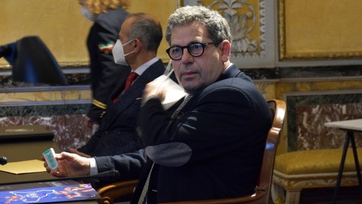 La replica di Pif a Micciché: "Non si agiti che le viene un coccolone". E l'ironia corre sui social