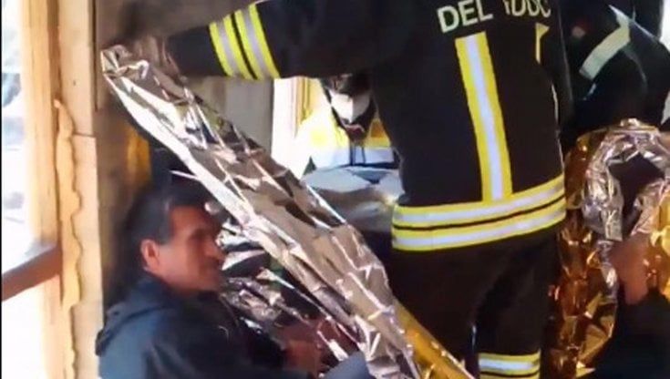Pompieri al lavoro per liberare i No Tav incatenati a un bidone di cemento a San Didero