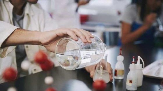 Coronavirus, l'Istituto superiore di Sanità: "No ai disinfettanti fai da te"