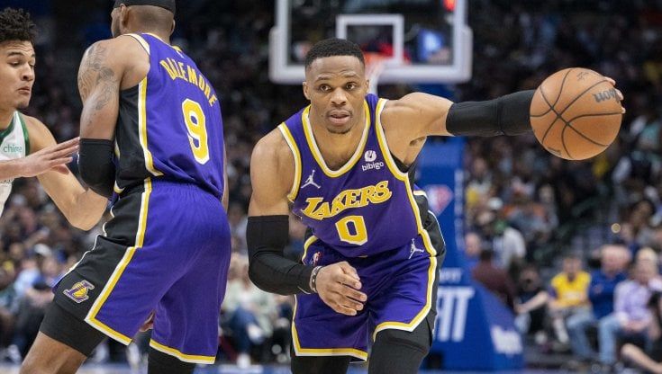 Nba: allarme Lakers, ora a rischio i play-in. Milwaukee stende Philadelphia