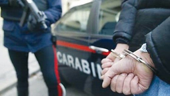 Torino, "Dammi i soldi o ti taglio la gola": il padre fa arrestare il figlio dopo un anno di minacce