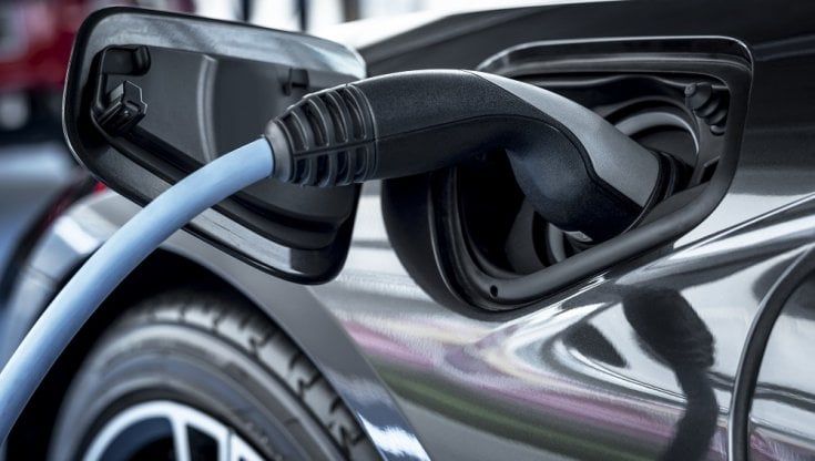 Auto elettrica: costi elevati, scarsa conoscenza e confusione nei consumatori frenano la svolta in Italia