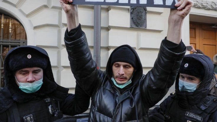 La Russia chiude Memorial, la storica ong per i diritti umani. Colpo di grazia all'opposizione