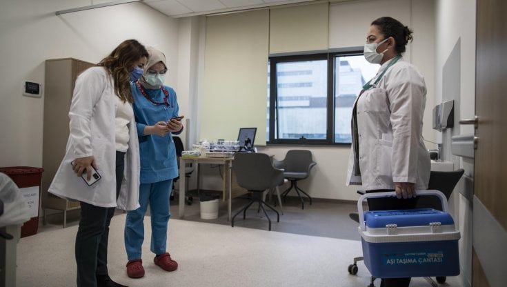Covid: dopo l'infezione sanitari immuni per almeno 5 mesi