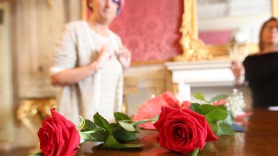 Unioni gay, polemica a Piacenza. Cirinnà: "Negato Palazzo Farnese, i riti all'anagrafe"