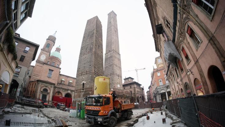 Borgonzoni sfida il Comune: “Dica la verità sulla Garisenda”. La replica: “Propaganda da talk show”