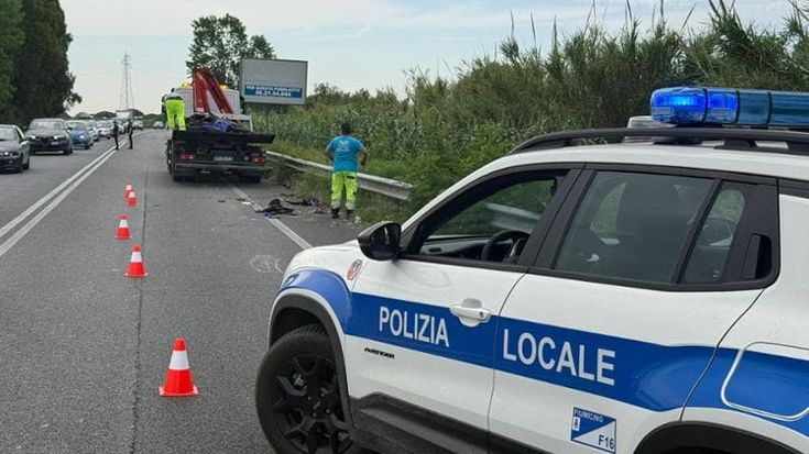 Fiumicino, scontro tra furgone e moto su via dell’Aeroporto: morto un motociclista di 42 anni