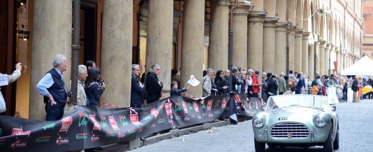 Come ai vecchi tempi: la Mille Miglia torna a Bologna