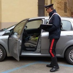 Bologna, abbandonano il bimbo in auto per andare a rubare all'outlet