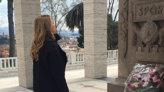 Comunali Roma, Raggi punge Meloni: "A volte ritornano. L'ha mandata Alemanno?"