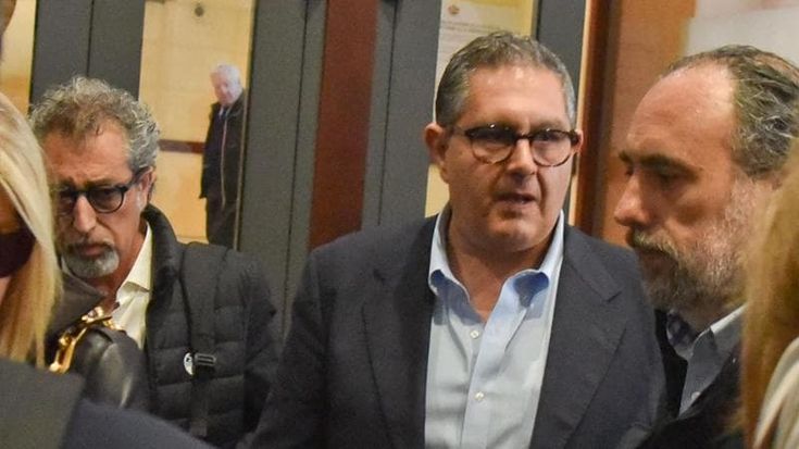 Toti tratta la resa. L’ipotesi del rientro a Mediaset. E sulla Liguria indaga l’Antimafia