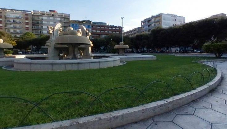 Lecce, bagno nella fontana in piazza per due turiste francesi: multa da 100 euro 