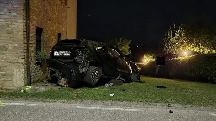 Perugia, auto si ribalta, finisce fuori strada e si schianta contro un muro: morti due 17enni