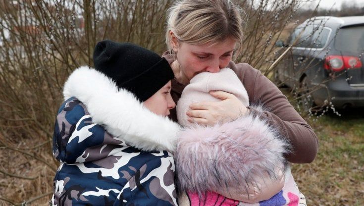 Ucraina, la donna che ha accompagnato i figli di uno sconosciuto oltre il confine: "Il padre mi ha dato i passaporti e si è fidato"