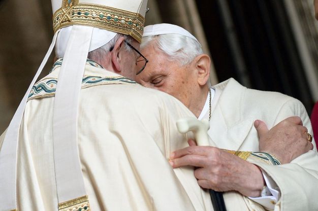 Giubileo,  l'abbraccio tra Papa Francesco e Ratzinger