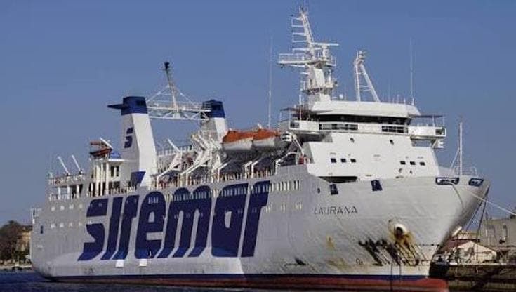 La nave Laurana resta incagliata a Vulcano: settanta passeggeri tre ore in mezzo al mare