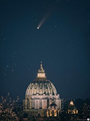 Roma, la cometa Neowise incornicia San Pietro e Trinità dei Monti