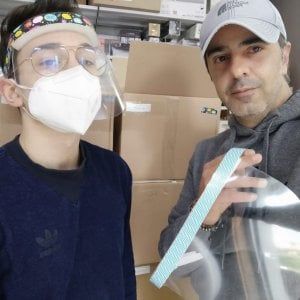 La visiera anticoronavirus made in Napoli