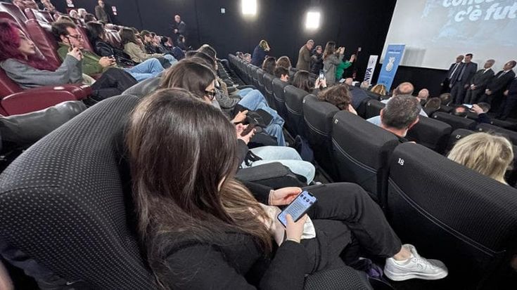 L’Università carente di spazi e in attesa di mille posti nelle aule, lezione al cinema di Brancaccio